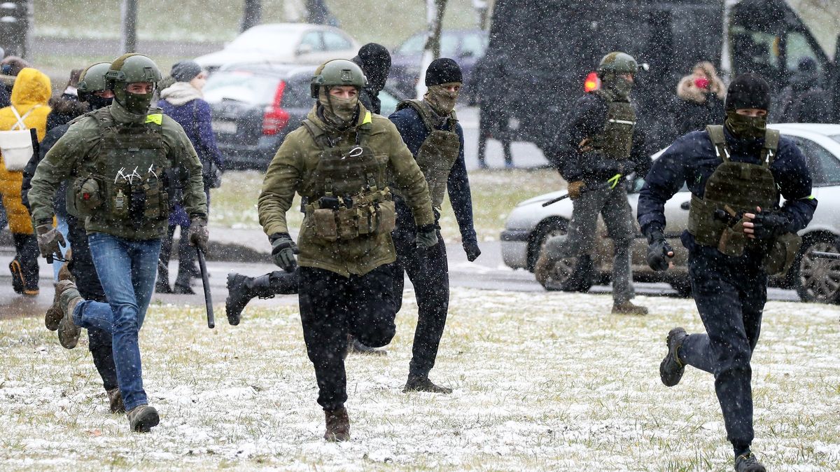 V Minsku se opět protestovalo. Policie zatkla stovky lidí a použila slzný plyn